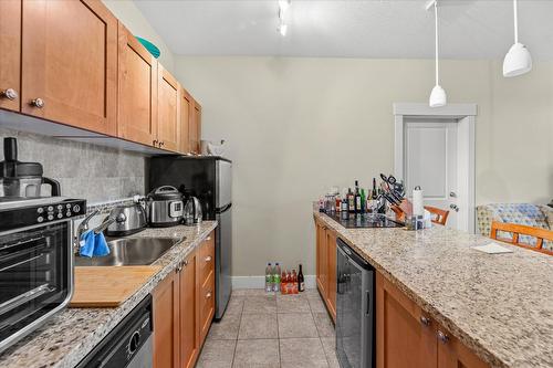 301-4205 Gellatly Road, West Kelowna, BC - Indoor Photo Showing Kitchen