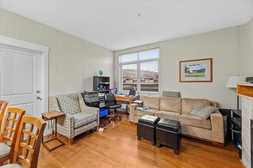 301-4205 Gellatly Road, West Kelowna, BC - Indoor Photo Showing Living Room