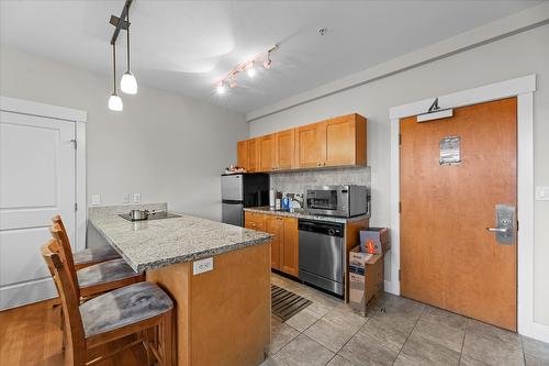 301-4205 Gellatly Road, West Kelowna, BC - Indoor Photo Showing Kitchen