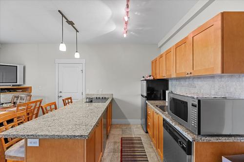 301-4205 Gellatly Road, West Kelowna, BC - Indoor Photo Showing Kitchen