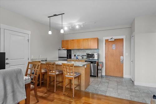 301-4205 Gellatly Road, West Kelowna, BC - Indoor Photo Showing Kitchen