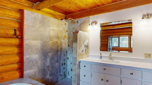 1896 St. Mary Lake Road, Kimberley, BC - Indoor Photo Showing Bathroom