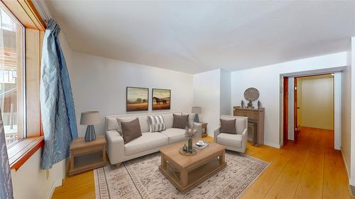 1896 St. Mary Lake Road, Kimberley, BC - Indoor Photo Showing Living Room