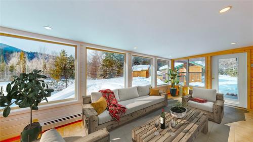 1896 St. Mary Lake Road, Kimberley, BC - Indoor Photo Showing Living Room