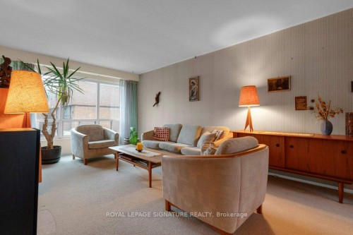 28 Stately Way, Markham, ON - Indoor Photo Showing Living Room