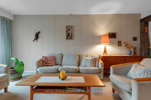 28 Stately Way, Markham, ON - Indoor Photo Showing Living Room