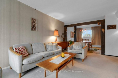 28 Stately Way, Markham, ON - Indoor Photo Showing Living Room