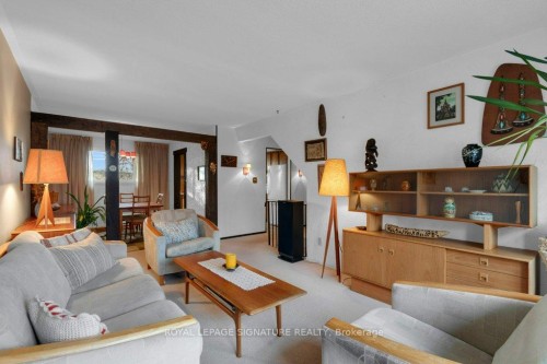 28 Stately Way, Markham, ON - Indoor Photo Showing Living Room