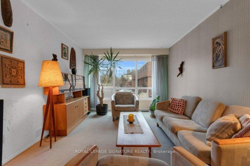 28 Stately Way, Markham, ON - Indoor Photo Showing Living Room