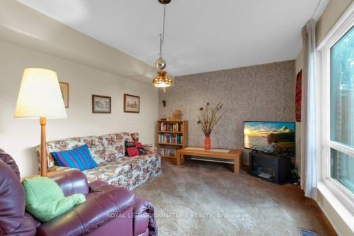 28 Stately Way, Markham, ON - Indoor Photo Showing Living Room