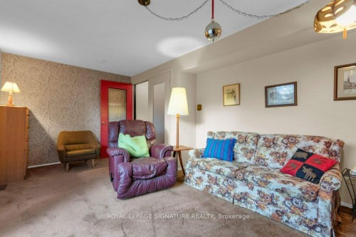 28 Stately Way, Markham, ON - Indoor Photo Showing Living Room
