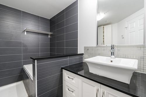 Bathroom - 218-1235 Rue Bishop, Montréal (Ville-Marie), QC - Indoor Photo Showing Bathroom