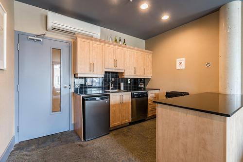 Common room - 218-1235 Rue Bishop, Montréal (Ville-Marie), QC - Indoor Photo Showing Kitchen