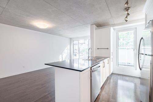 Kitchen - 218-1235 Rue Bishop, Montréal (Ville-Marie), QC - Indoor Photo Showing Kitchen With Upgraded Kitchen