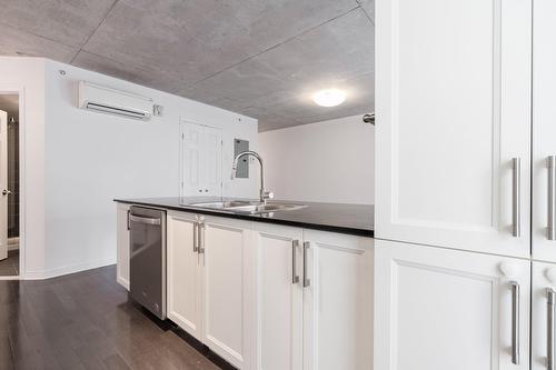 Kitchen - 218-1235 Rue Bishop, Montréal (Ville-Marie), QC - Indoor Photo Showing Kitchen With Double Sink