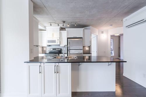 Kitchen - 218-1235 Rue Bishop, Montréal (Ville-Marie), QC - Indoor Photo Showing Kitchen With Double Sink With Upgraded Kitchen