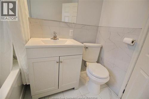 2366 Cadillac, Windsor, ON - Indoor Photo Showing Bathroom