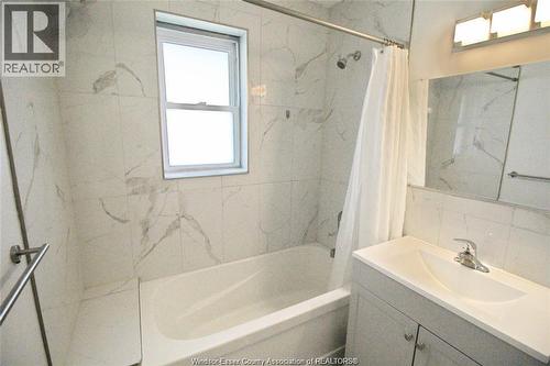 2366 Cadillac, Windsor, ON - Indoor Photo Showing Bathroom