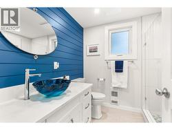 Main bathroom main level - 