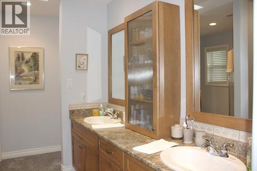 440 Ridge Place, Penticton, BC - Indoor Photo Showing Bathroom