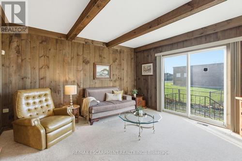 1235 Barton Street, Hamilton, ON - Indoor Photo Showing Living Room