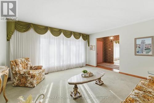 1235 Barton Street, Hamilton, ON - Indoor Photo Showing Living Room