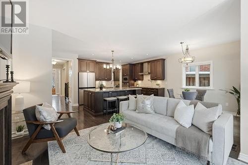 290 Eaton Street, Halton Hills, ON - Indoor Photo Showing Living Room