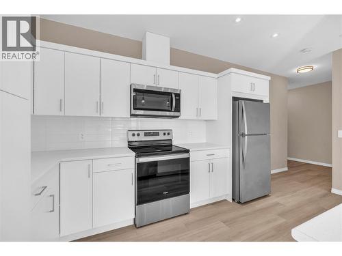 3362 Skaha Lake Road Unit# 203, Penticton, BC - Indoor Photo Showing Kitchen