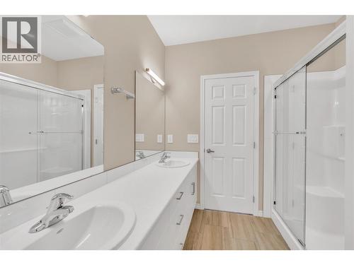 3362 Skaha Lake Road Unit# 203, Penticton, BC - Indoor Photo Showing Bathroom