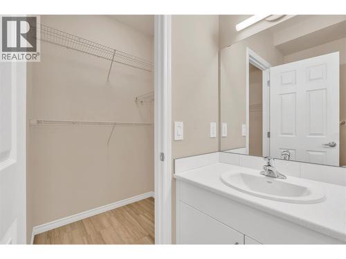 3362 Skaha Lake Road Unit# 203, Penticton, BC - Indoor Photo Showing Bathroom
