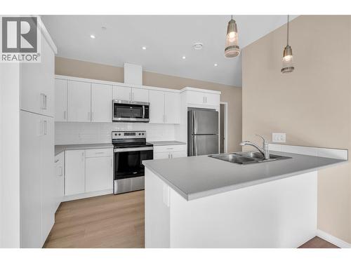 3362 Skaha Lake Road Unit# 203, Penticton, BC - Indoor Photo Showing Kitchen With Double Sink