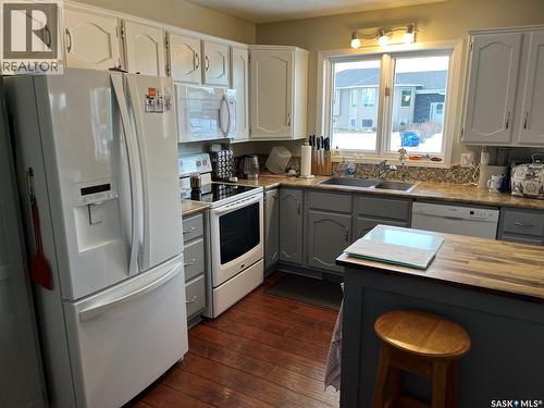 108 7Th Avenue E, Lafleche, SK - Indoor Photo Showing Kitchen With Double Sink