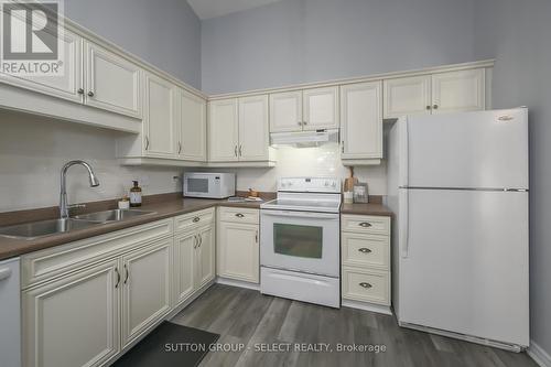 9 - 445 Riverside Drive, London North (North N), ON - Indoor Photo Showing Kitchen With Double Sink