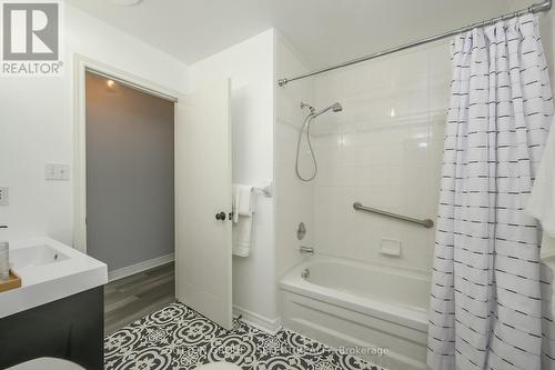 9 - 445 Riverside Drive, London North (North N), ON - Indoor Photo Showing Bathroom