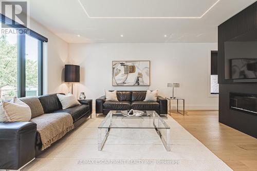 135 Eleanor Avenue, Hamilton, ON - Indoor Photo Showing Living Room