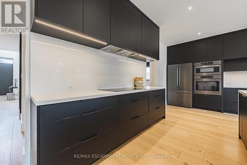 135 Eleanor Avenue, Hamilton, ON - Indoor Photo Showing Kitchen
