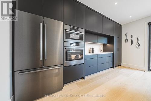 135 Eleanor Avenue, Hamilton, ON - Indoor Photo Showing Kitchen