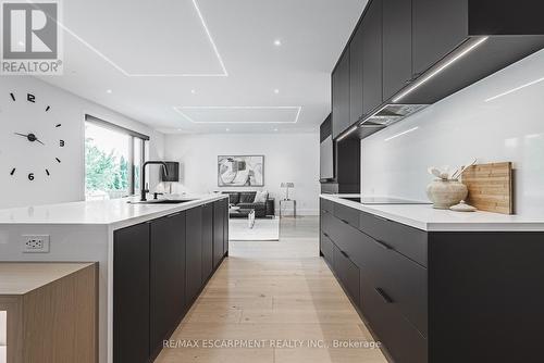 135 Eleanor Avenue, Hamilton, ON - Indoor Photo Showing Kitchen