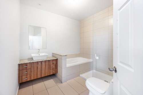 Master Bathroom - 1212-4975 Rue Jean-Talon O., Montréal (Côte-Des-Neiges/Notre-Dame-De-Grâce), QC - Indoor Photo Showing Bathroom
