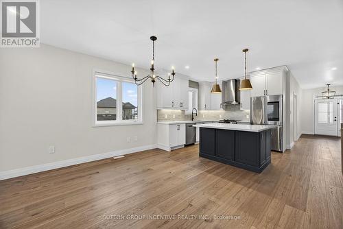 123 Ritchie Crescent, Springwater, ON - Indoor Photo Showing Kitchen With Upgraded Kitchen