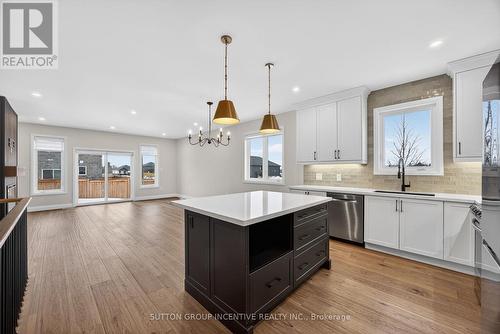 123 Ritchie Crescent, Springwater, ON - Indoor Photo Showing Kitchen With Upgraded Kitchen