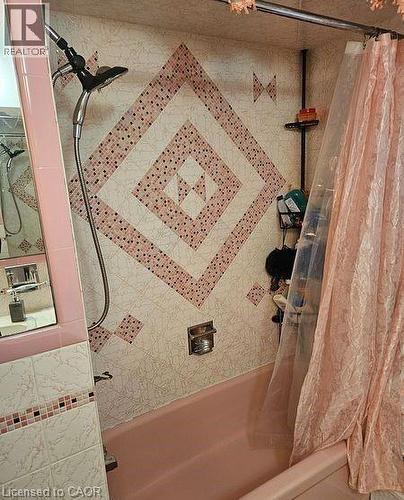 Full bathroom featuring shower / bath combination with curtain - 197 Craigroyston Road, Hamilton, ON - Indoor Photo Showing Bathroom