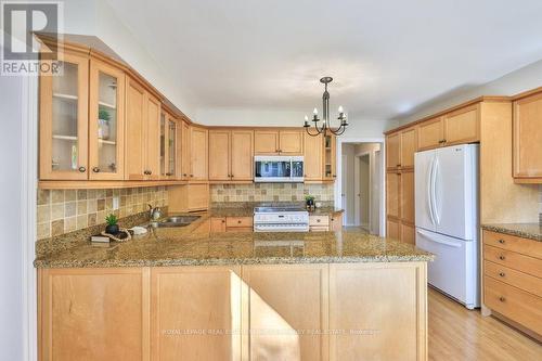700 Fieldstone Road, Mississauga, ON - Indoor Photo Showing Kitchen With Double Sink