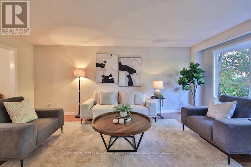 700 Fieldstone Road, Mississauga, ON - Indoor Photo Showing Living Room