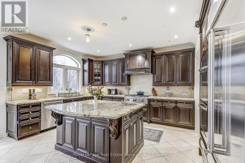 Centre Island - 2331 Rideau Drive, Oakville (Jc Joshua Creek), ON - Indoor Photo Showing Kitchen With Upgraded Kitchen
