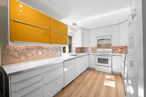 Cuisine - 27 Ch. De St-Moritz, Saint-Sauveur, QC - Indoor Photo Showing Kitchen