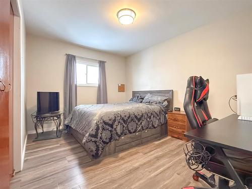 49084 Service Road, Brandon, MB - Indoor Photo Showing Bedroom