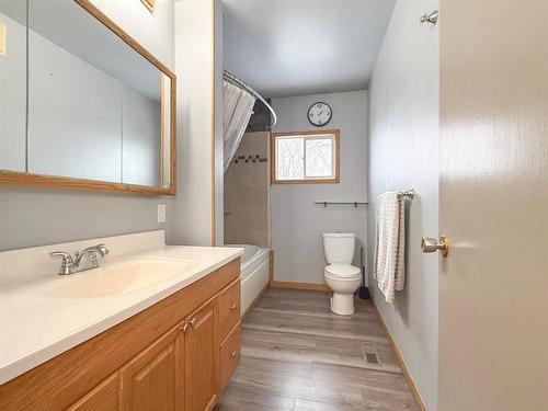 49084 Service Road, Brandon, MB - Indoor Photo Showing Bathroom