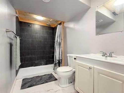 49084 Service Road, Brandon, MB - Indoor Photo Showing Bathroom