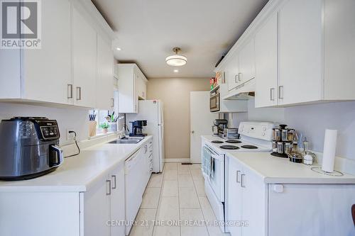 256 Church Street, Markham, ON - Indoor Photo Showing Kitchen With Double Sink